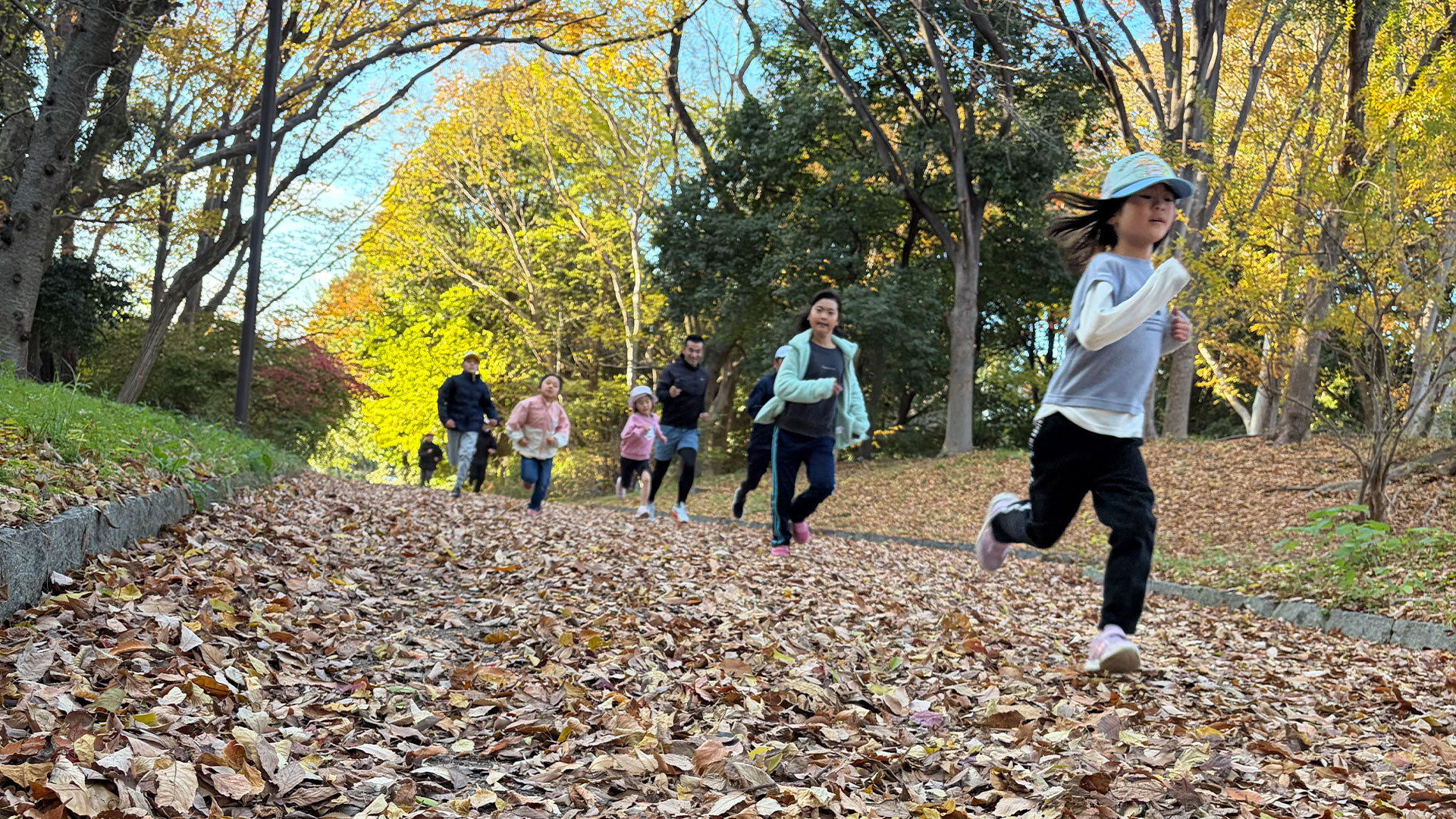 子ども達が坂道ダッシュをしている姿