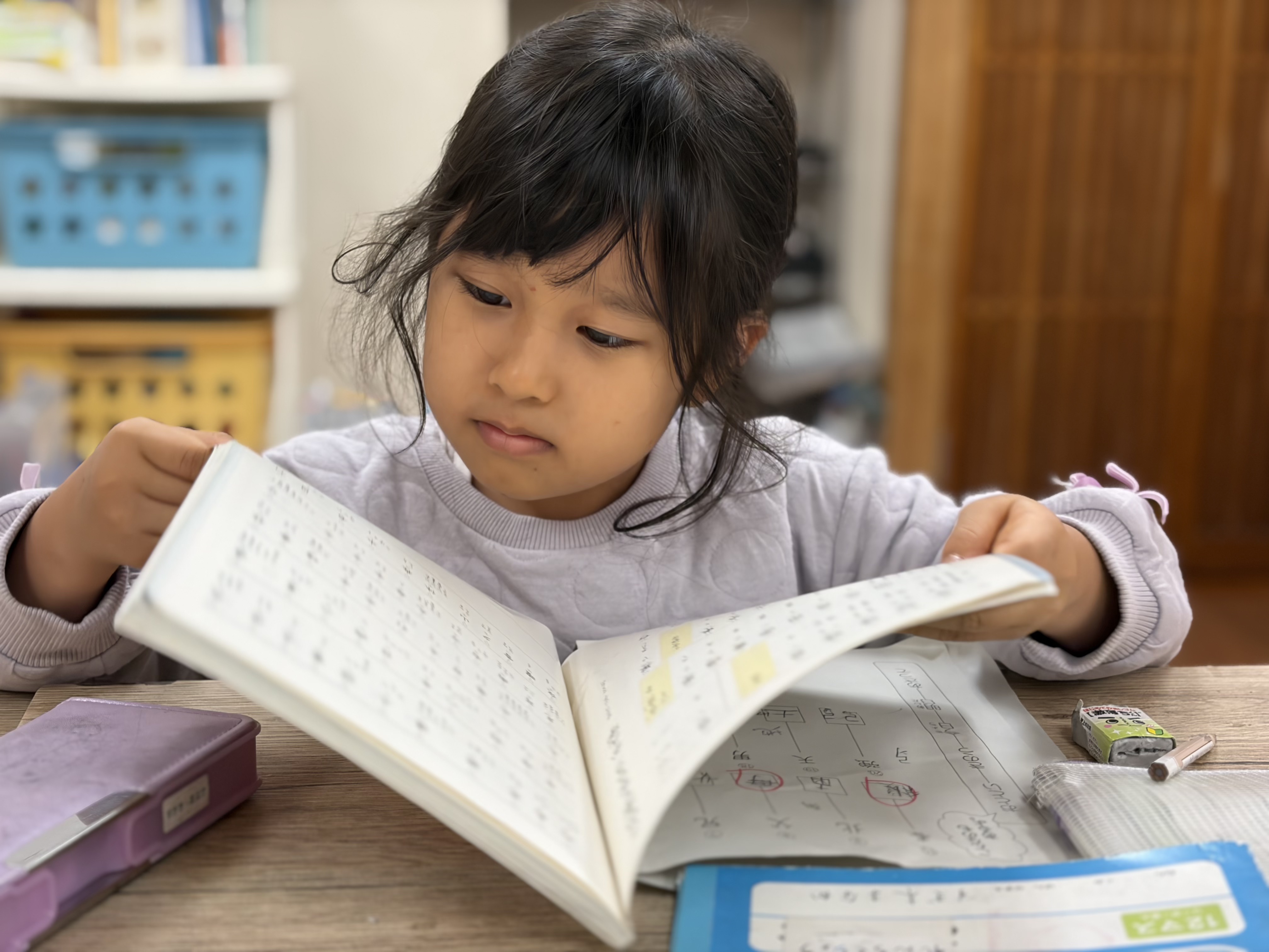 国語の宿題をしている子ども