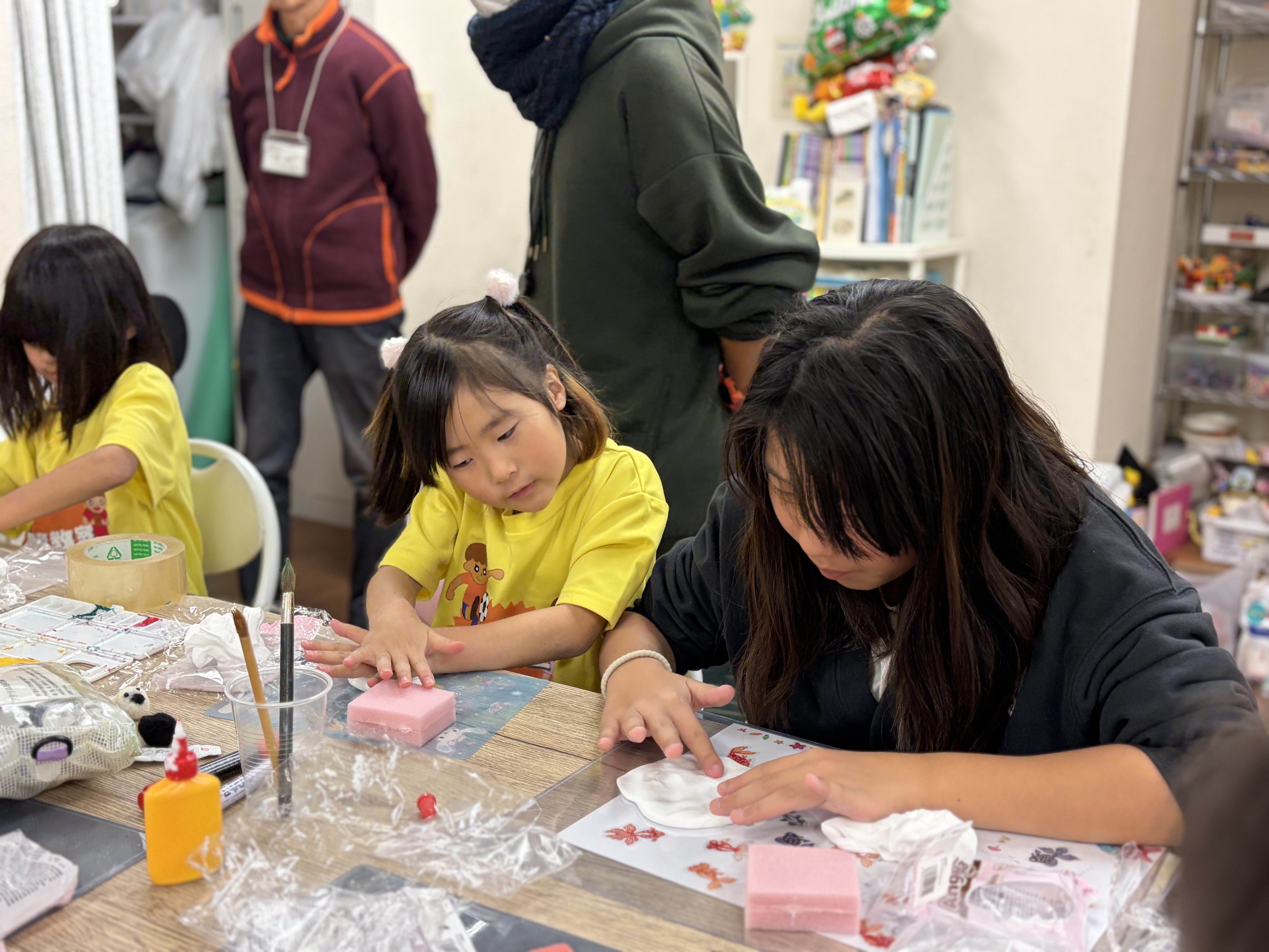 スクイーズを作っている子ども達