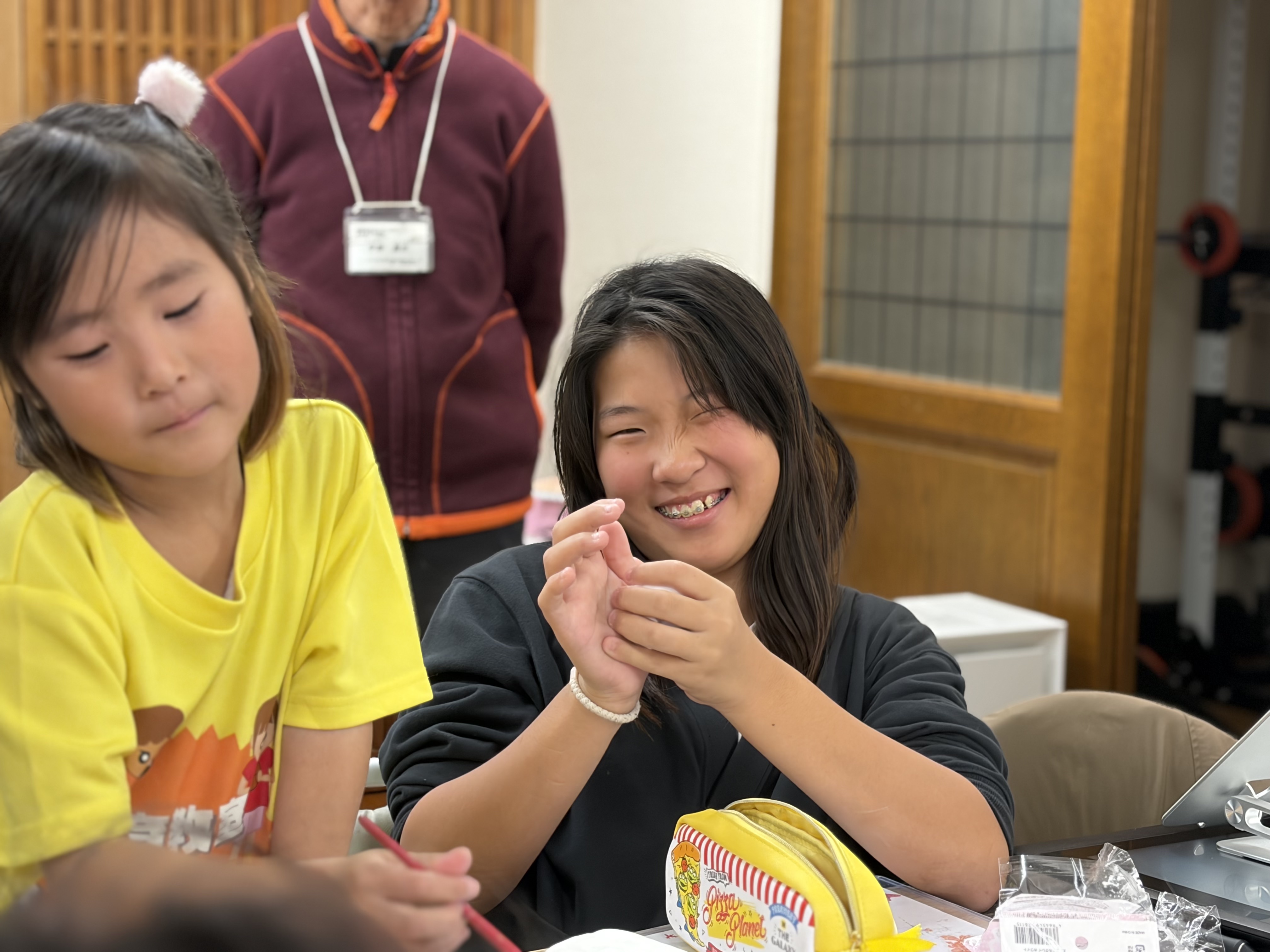 子どもがウインクをしている